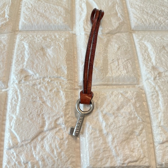 FOSSIL Silver KEY Brown LEATHER Strap Key Fob Bag Charm Keychain Hang Tag - Picture 1 of 5